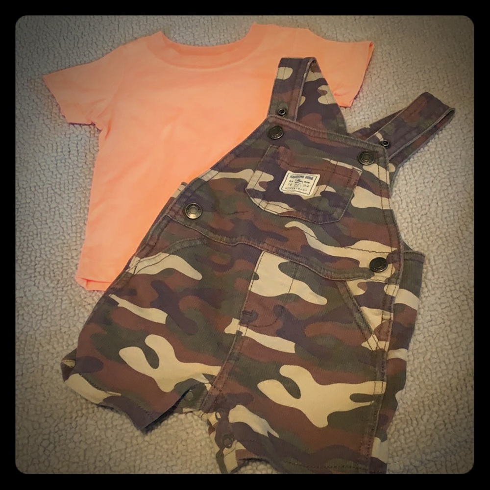 Short sleeve shirt with camo overall shorts